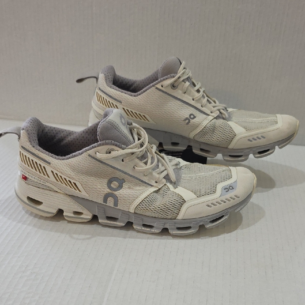 On Cloud Flyer Running Women's Gray and White Athletic Shoes Size 8.5 B